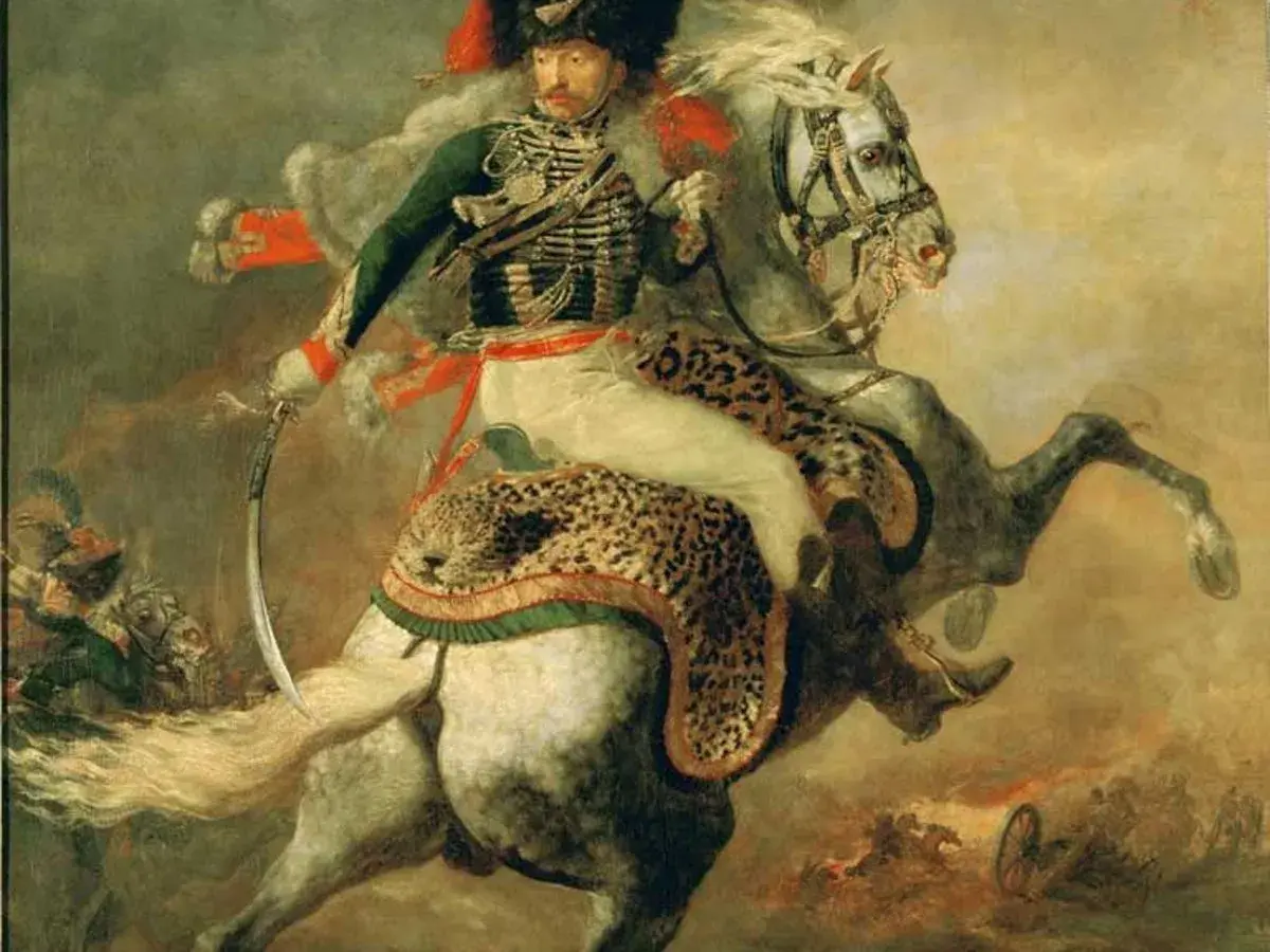 Un officier de chasseurs à cheval de la garde impériale chargeant, sabre au clair, sur un cheval blanc orné d'une peau de léopard.