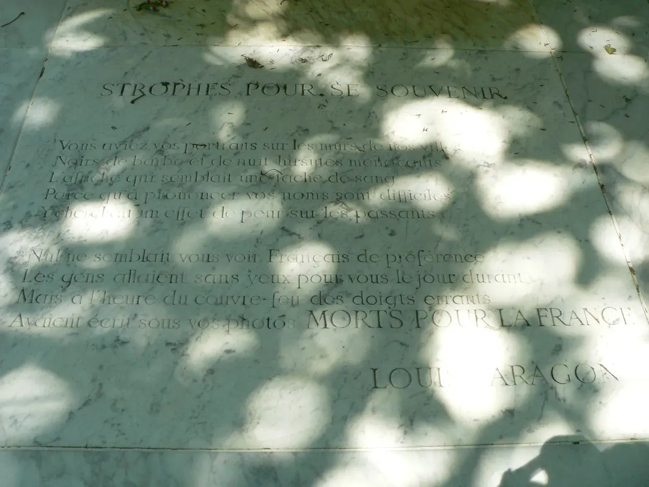 Strophes pour se souvenir : poème gravé sur marbre, évoquant des portraits et des noms difficiles à prononcer, "Morts pour la France".