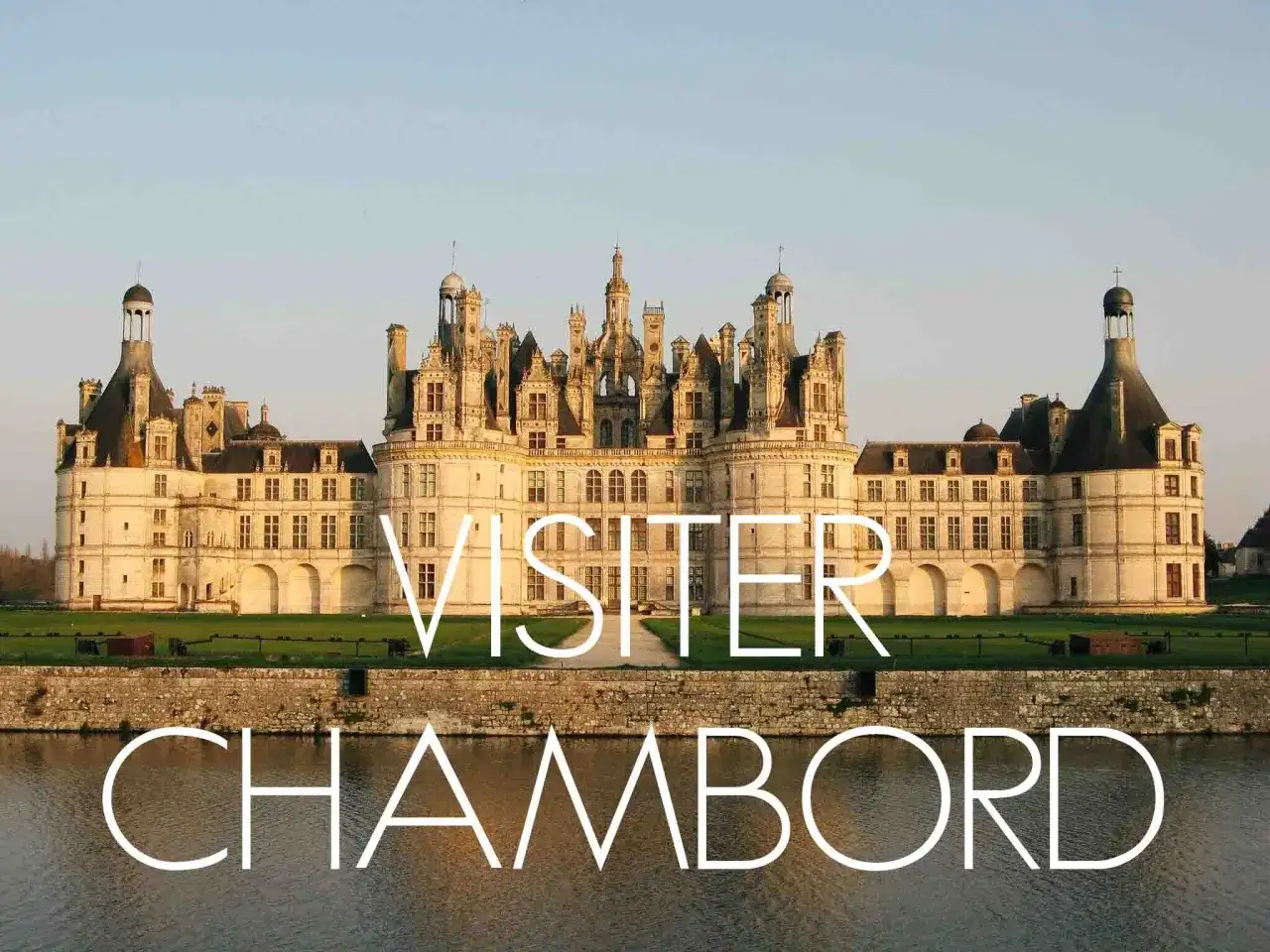 Le majestueux **Château de Chambord** se reflète dans l'eau, invitant à la découverte de sa grandeur.