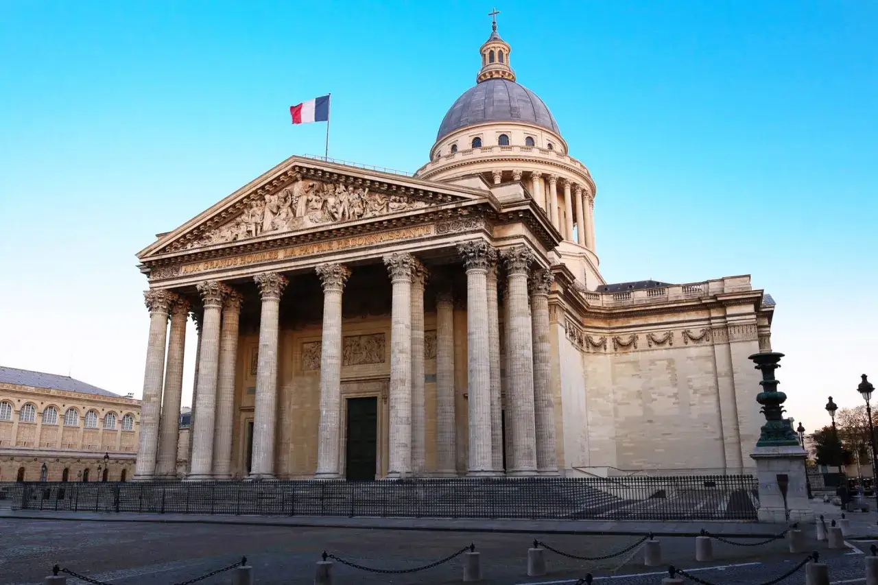 Le Panth&eacute;on de Paris, un des lieux de m&eacute;moire chers &agrave; Pierre Nora, sous un ciel bleu.