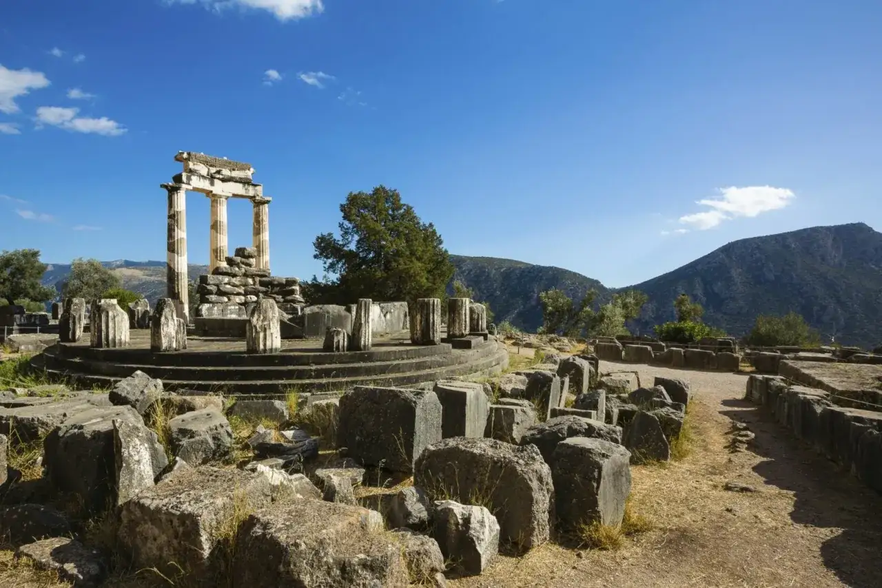Ruines antiques &agrave; Delphes, un lieu o&ugrave; l'on vient pour se conna&icirc;tre soi-m&ecirc;me. Colonnes bris&eacute;es et montagnes en arri&egrave;re-plan.