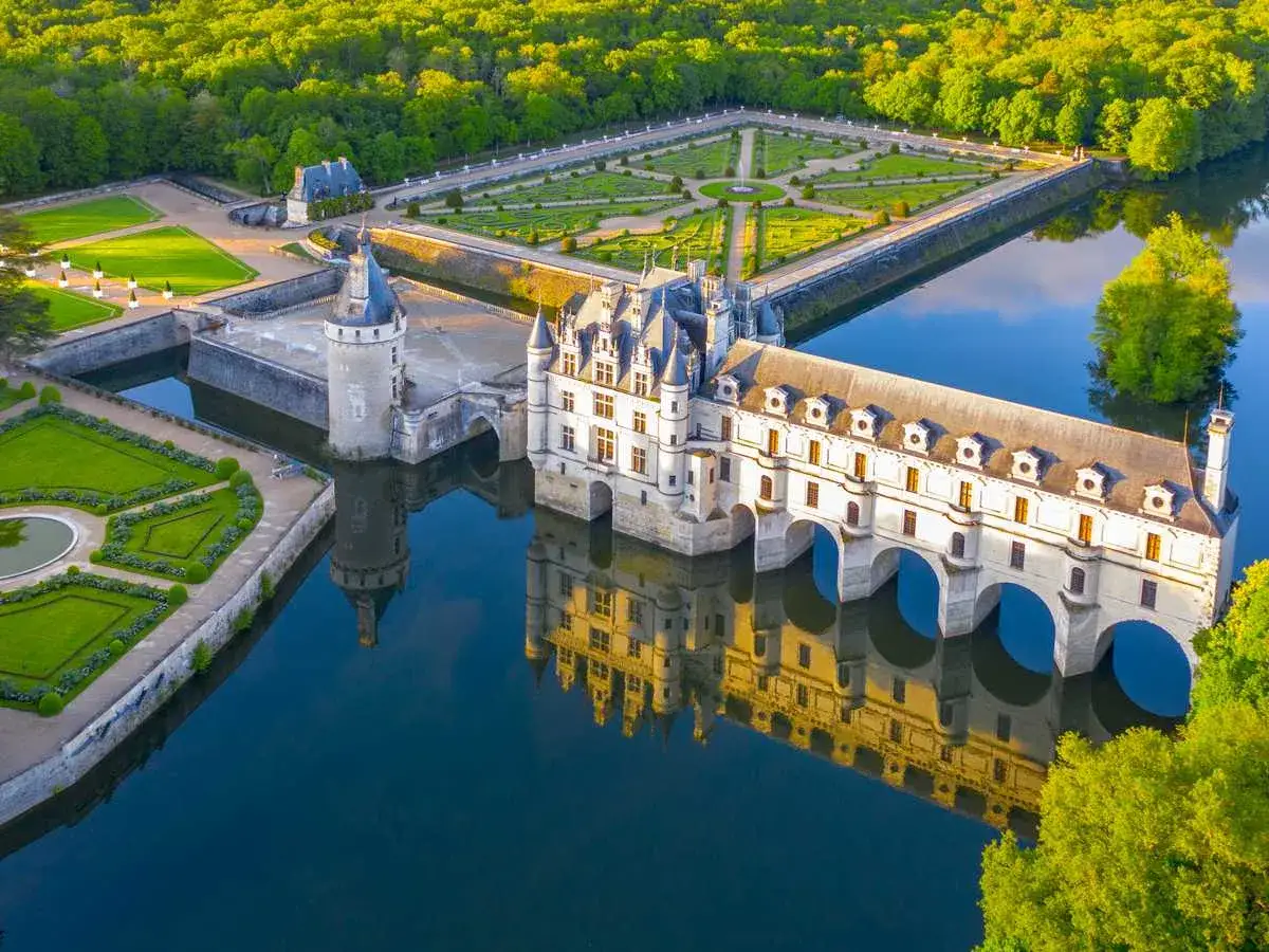 Le ch&acirc;teau de Chenonceau, joyau des monuments de la Loire, s'&eacute;tend sur le Cher, refl&eacute;tant sa splendeur dans l'eau.