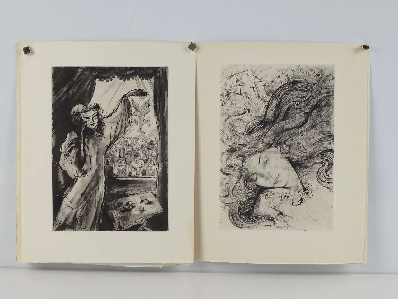 Deux gravures : une femme masqu&eacute;e devant une foule, et une t&ecirc;te de femme aux longs cheveux, &eacute;voquant le spleen de Paris.