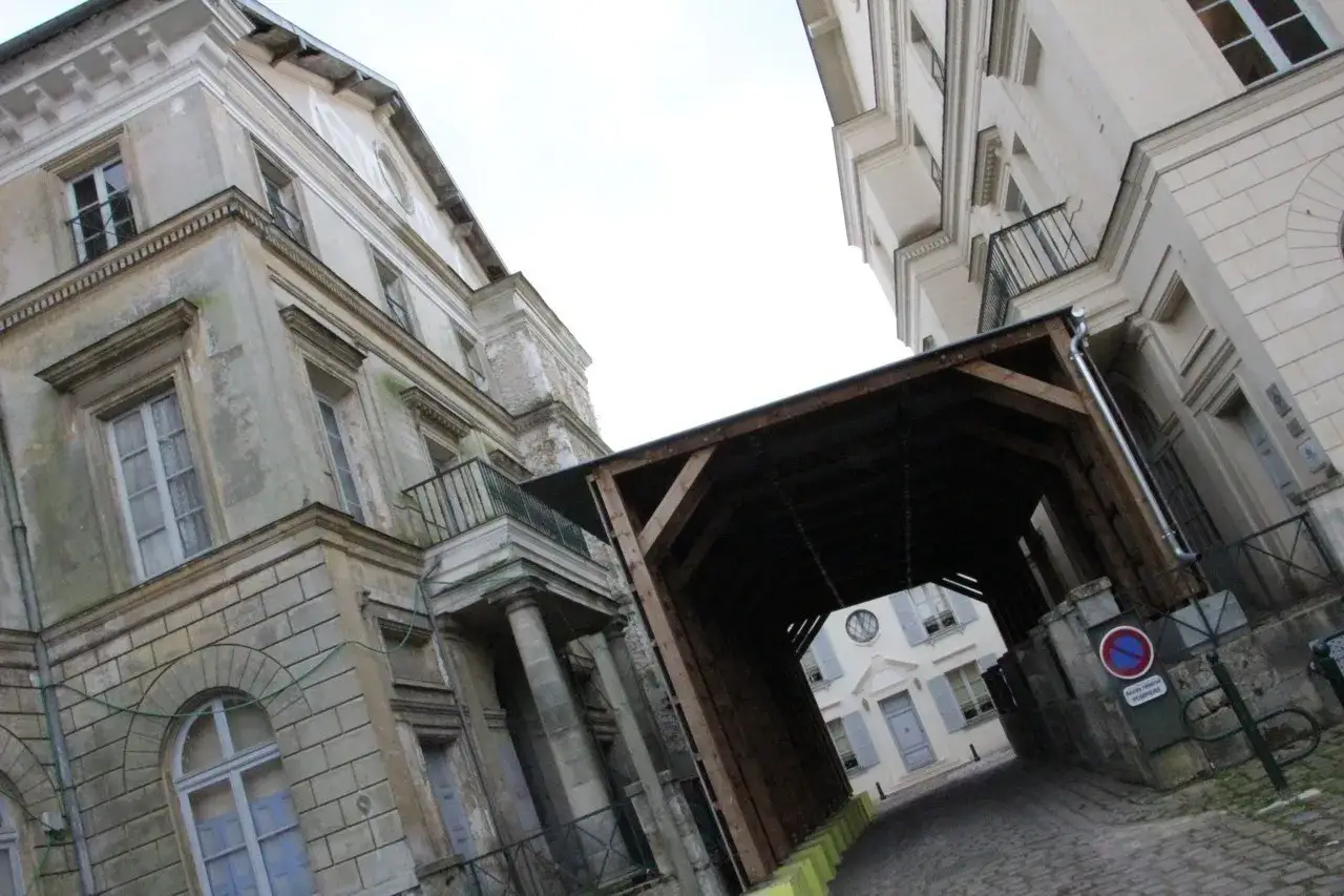 Passage couvert menant au palais du roi de Rome, avec ses fa&ccedil;ades imposantes et son architecture classique.
