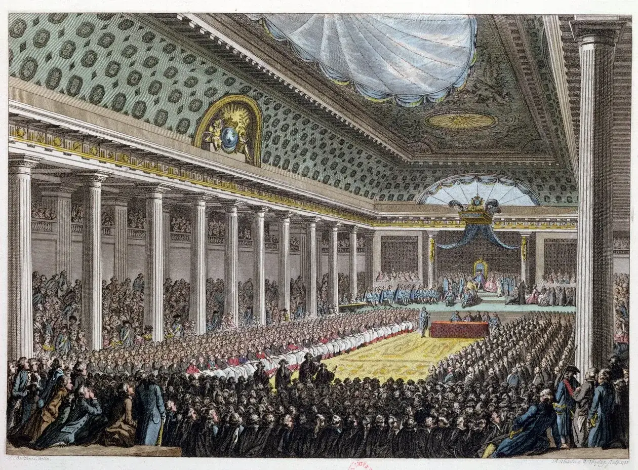 La séance du 5 mai 1789 aux États Généraux. Une foule immense assiste à l'ouverture dans une salle ornée de colonnes et de tentures.