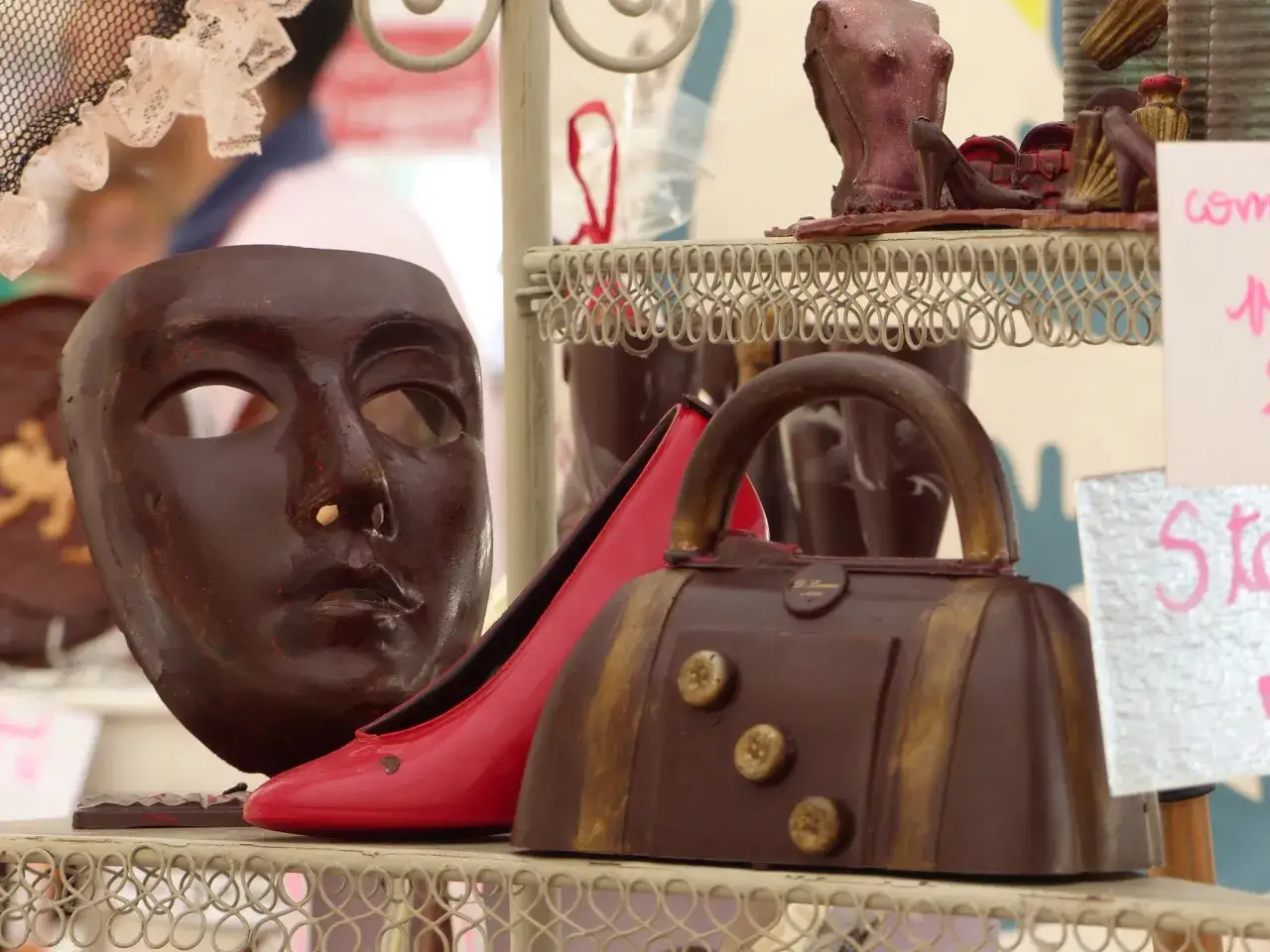 Masque en chocolat, escarpin rouge et sac &agrave; main, cr&eacute;ations du salon du chocolat Villesavin.