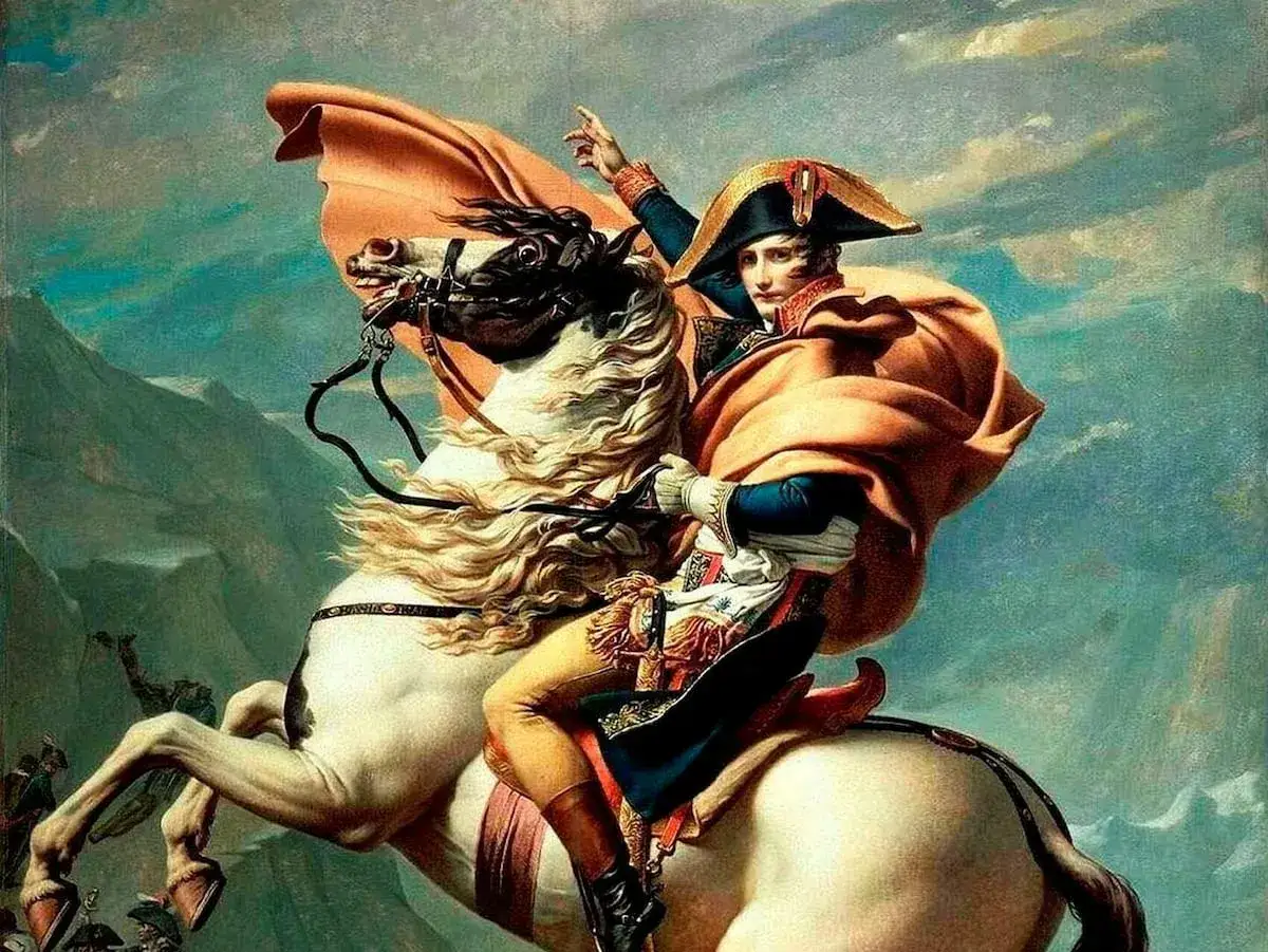 Napol&eacute;on, sur son cheval blanc, cape au vent, domine le paysage. Sa posture et son regard imposent une taille de Napol&eacute;on l&eacute;gendaire.