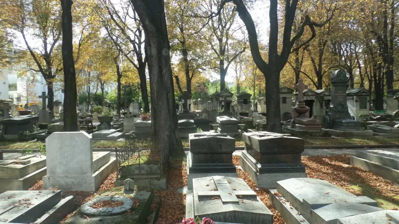 Cimeti&egrave;re parisien, automne. Les feuilles mortes jonchent les tombes, rappelant l'enterrement de Paul Verlaine.