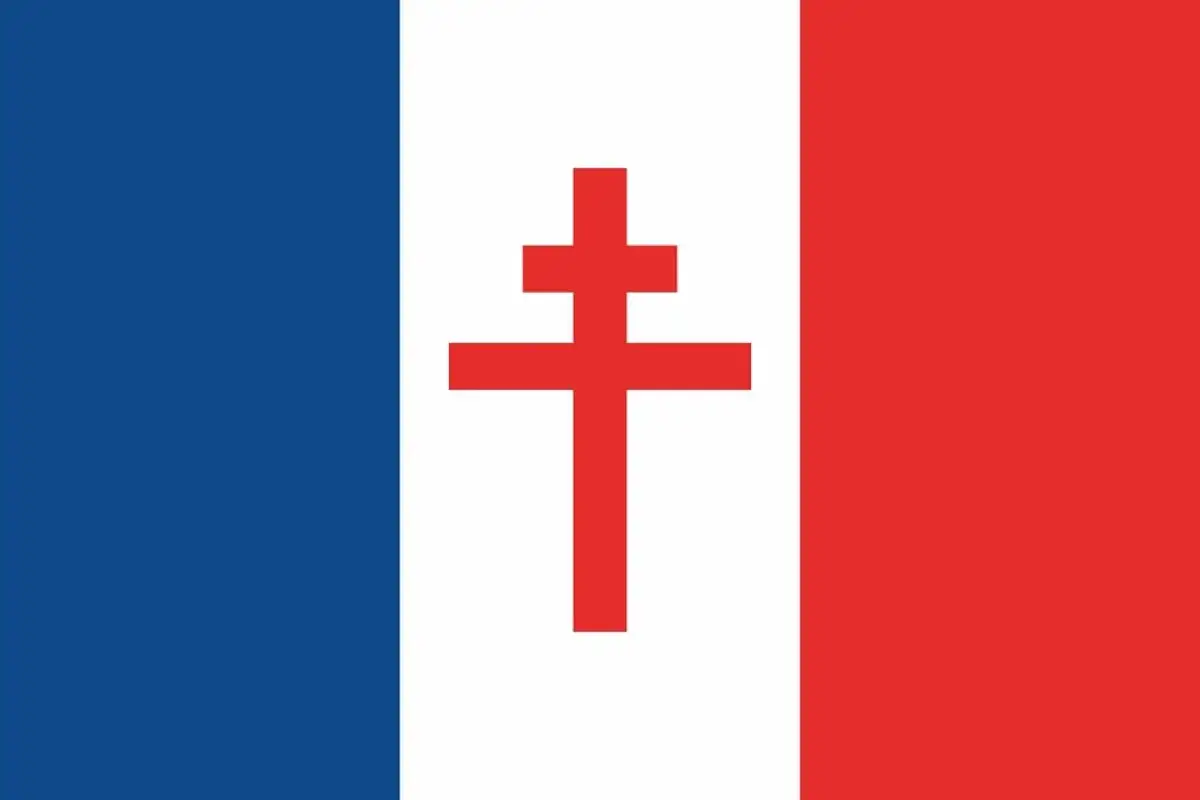 Drapeau fran&ccedil;ais avec une croix de Lorraine rouge au centre. La croix de Lorraine, symbole de la France Libre, repr&eacute;sente la r&eacute;sistance et la libert&eacute;.