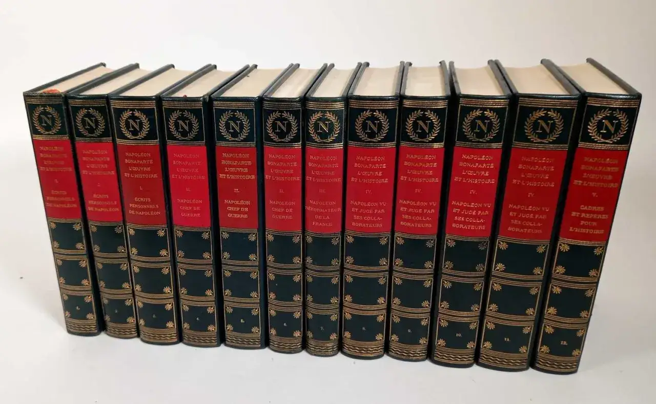 Collection de 12 livres sur Napol&eacute;on Bonaparte, l'&oelig;uvre et l'histoire. Le dernier livre sur Napol&eacute;on est le tome V.