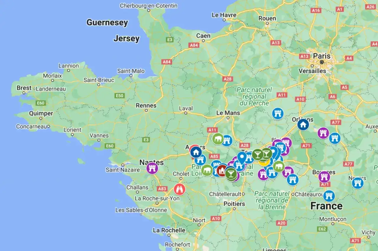 Carte de France indiquant des châteaux et des points d'intérêt pour un road trip chateaux de la loire.