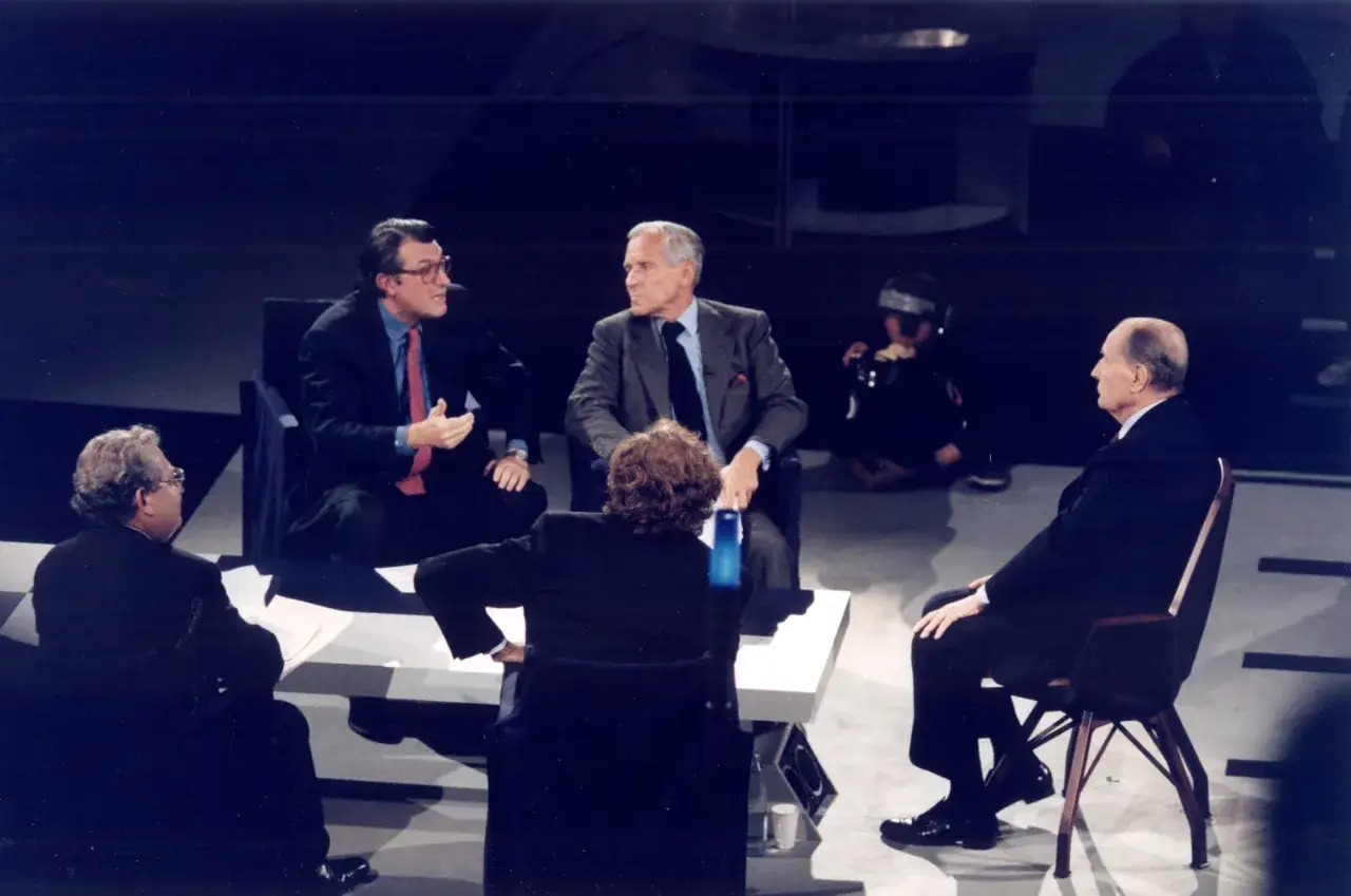 Débat télévisé sur le droit du sol, avec des personnalités politiques discutant. François Mitterrand est présent.