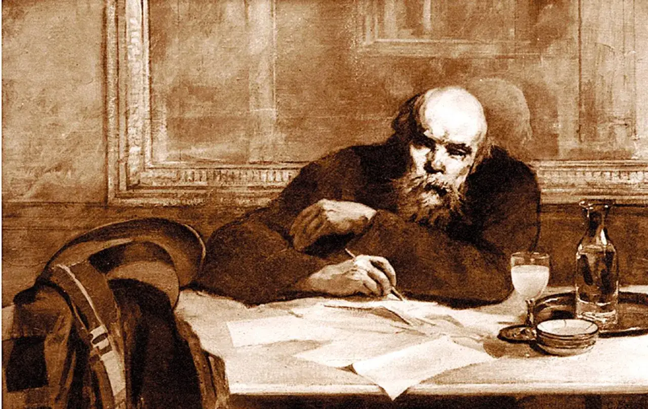 Un homme barbu, peut-être Paul Verlaine, écrit à une table. Une bouteille et un verre sont à côté. Une scène qui pourrait illustrer sa biographie.