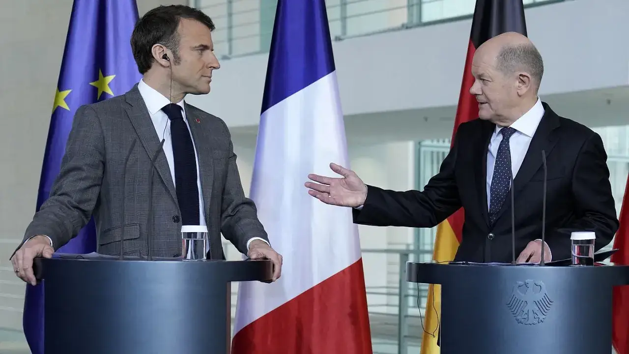 Macron et Scholz discutent, symbolisant la coop&eacute;ration franco-allemande face aux tensions mondiales, loin d'une guerre Allemagne France.
