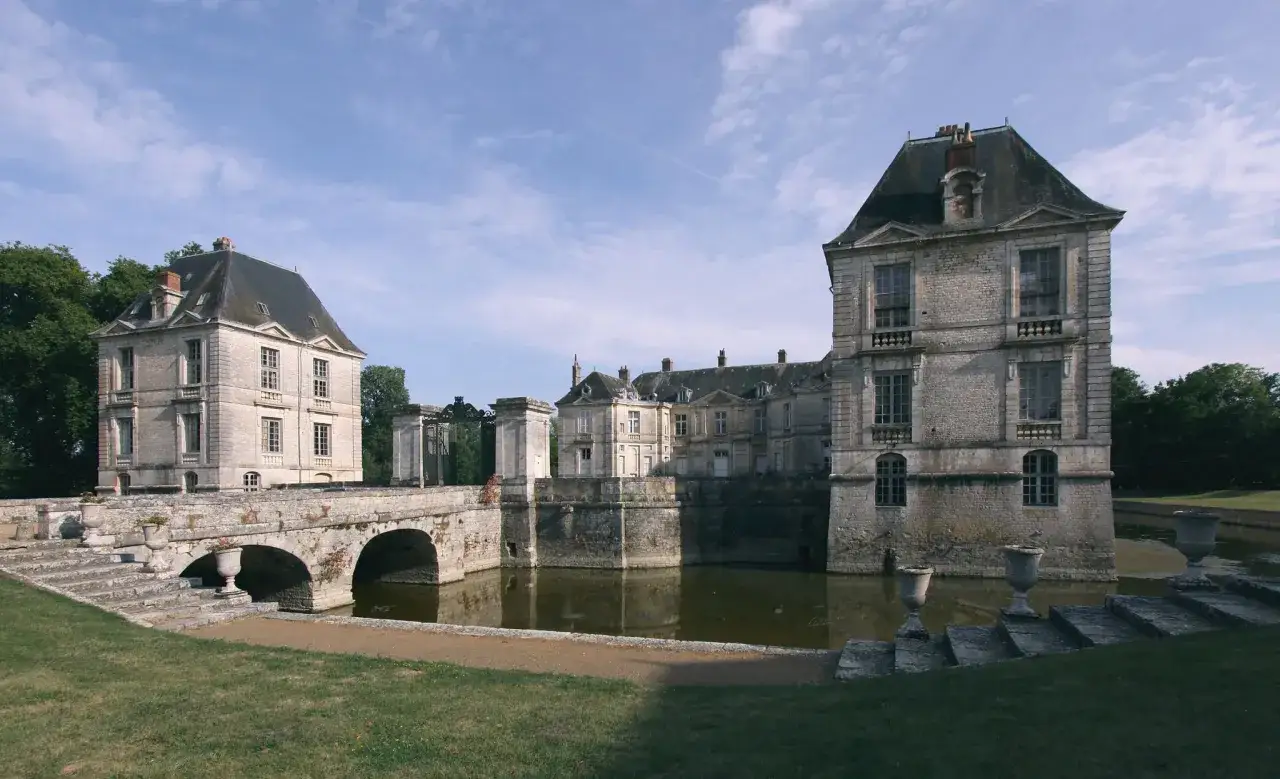 Magnifique chateau dans le Cher, avec son pont en pierre traversant les douves. L'architecture est impressionnante.