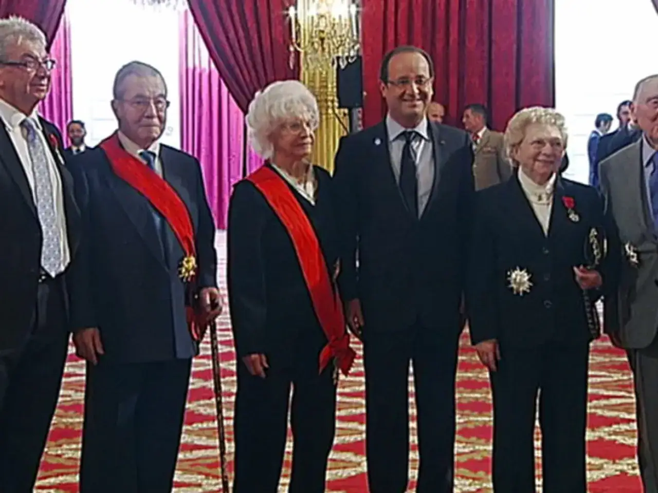 François Hollande remet la Légion d'honneur à des récipiendaires. L'avantage de cette distinction est la reconnaissance de mérites exceptionnels.