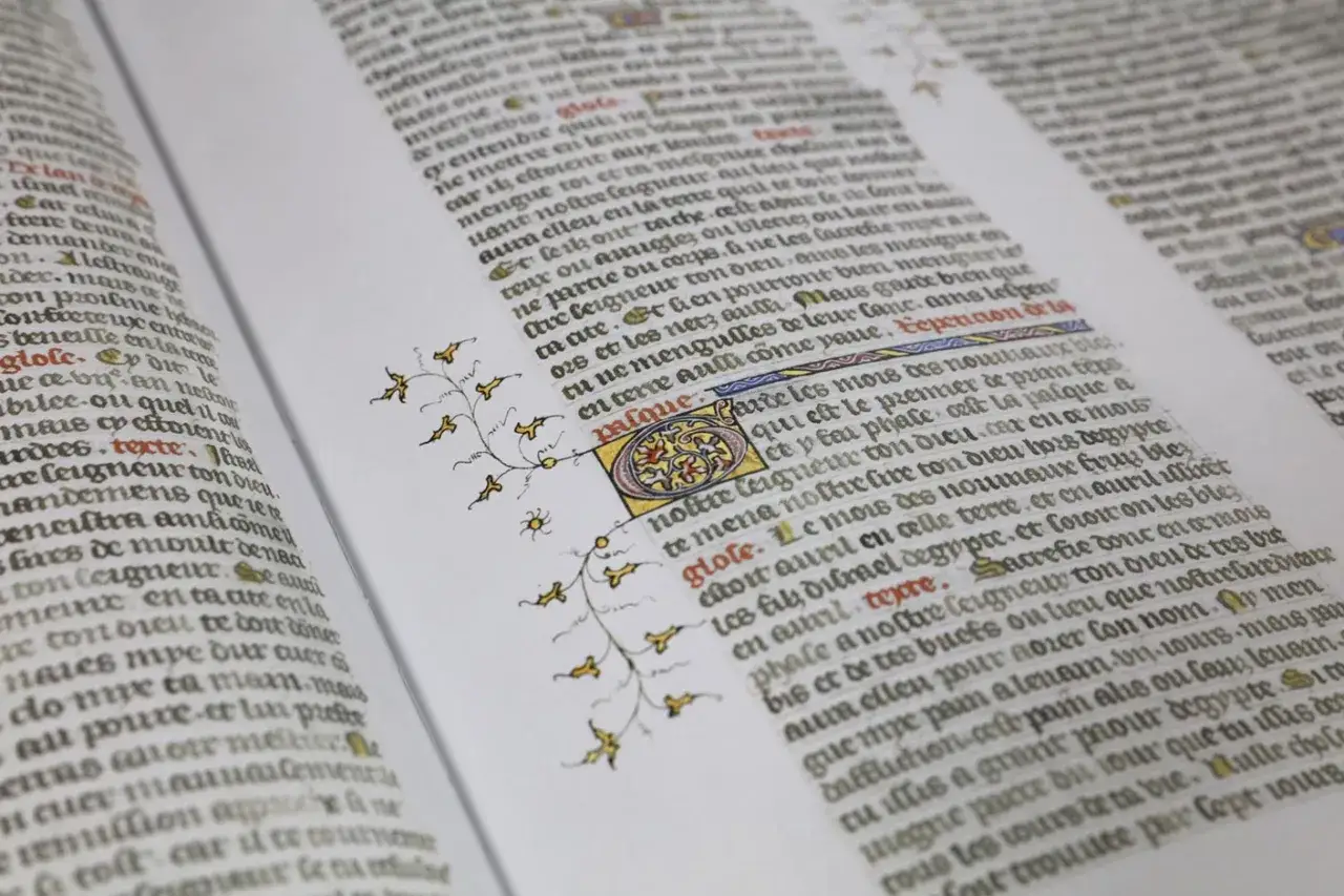 Manuscrit enlumin&eacute;, texte ancien et nouveau testament. D&eacute;coration v&eacute;g&eacute;tale dor&eacute;e et lettrine orn&eacute;e.
