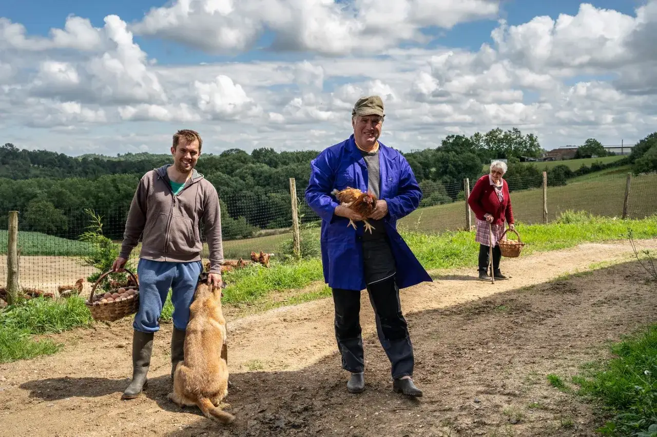 Trois g&eacute;n&eacute;rations de fermiers, un chien et des poules, symboles du mouvement de d&eacute;fense des exploitants familiaux.