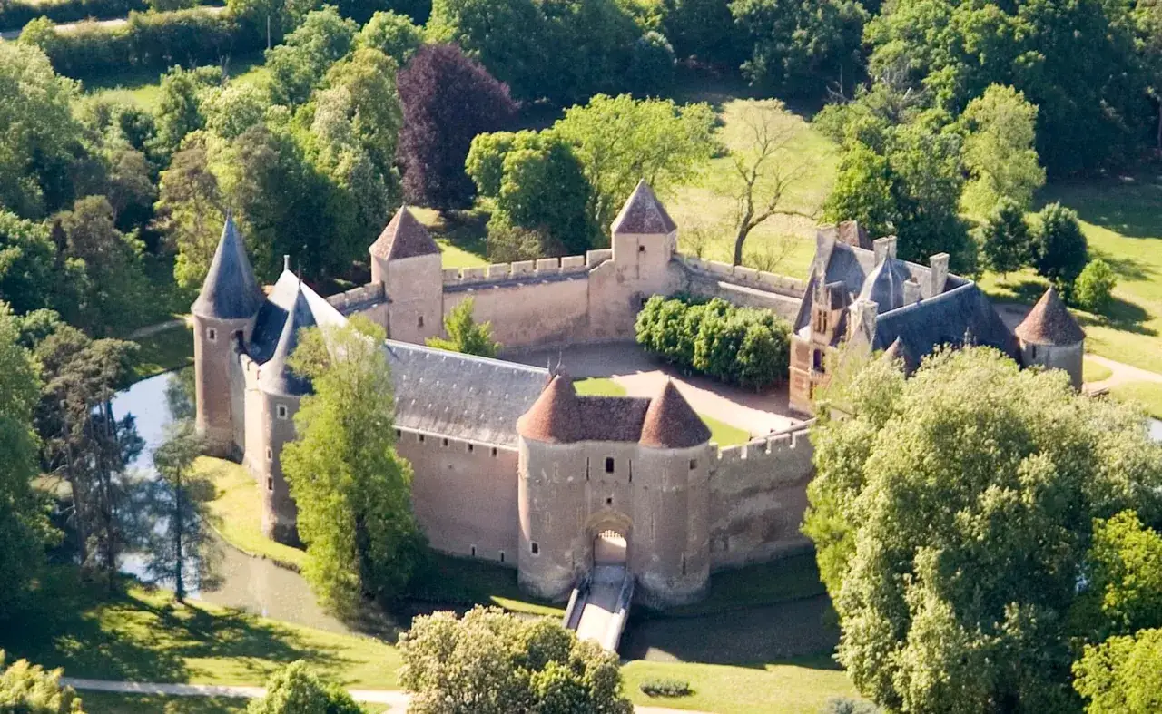 Magnifique ch&acirc;teau m&eacute;di&eacute;val entour&eacute; d'eau et de verdure, un tr&eacute;sor cach&eacute; dans le Cher.