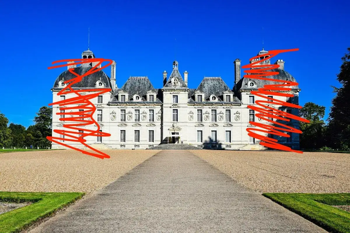 Le ch&acirc;teau de Cheverny, quel chateau a inspir&eacute; Moulinsart, se dresse majestueusement sous un ciel bleu &eacute;clatant.