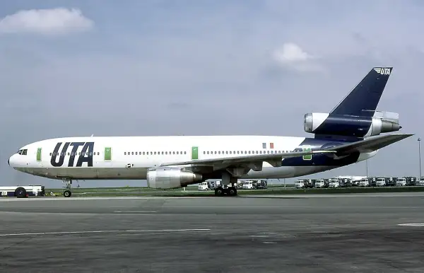 Un avion UTA DC-10 sur le tarmac, prêt pour un vol.