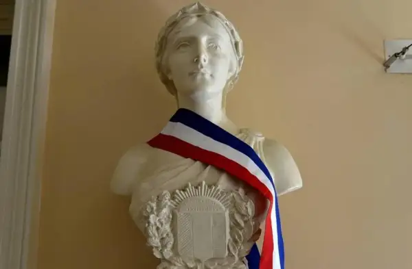 Buste de Marianne, symbole signification français, portant l'écharpe tricolore.