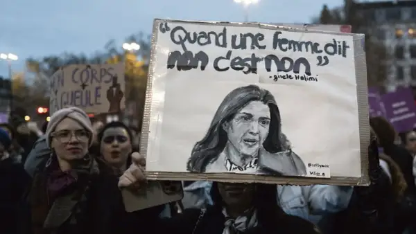 Manifestation féministe. Une pancarte montre le portrait de Gisèle Halimi et la citation "Quand une femme dit non c'est non", rappelant l'importance de refuser toute forme de viol.