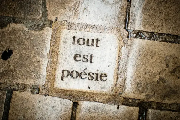 Sur le pavé, "tout est poésie", un hommage discret à l'enterrement de Paul Verlaine, rappelant que la vie elle-même est une œuvre d'art.