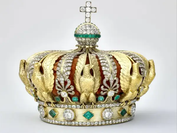 Magnifique couronne de l'impératrice Eugénie, ornée d'aigles dorés, de diamants étincelants et d'émeraudes vives.