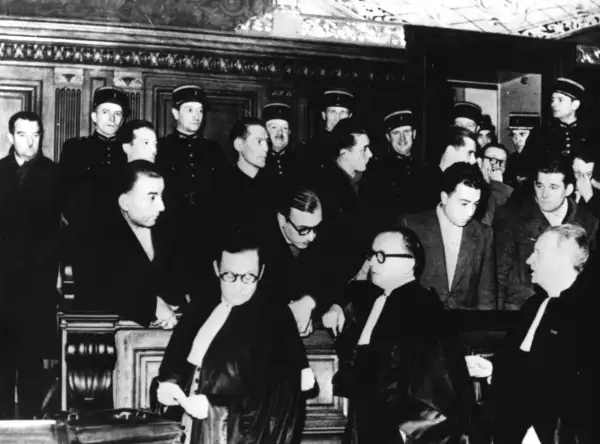 Procès en France, des hommes en uniforme et des avocats en robe. Une scène qui pourrait illustrer l'évolution de la délinquance en France depuis 1950.