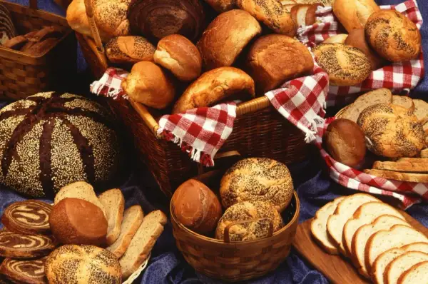 Un assortiment de pains variés, dont un pain francis ponge, garnissent des paniers en osier.