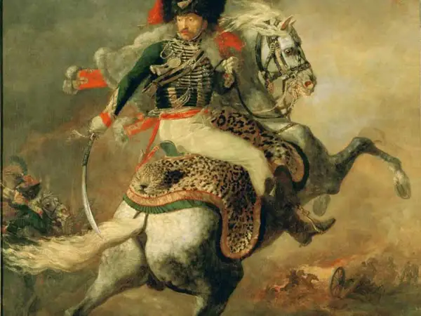 Un officier de chasseurs à cheval de la garde impériale chargeant, sabre au clair, sur un cheval blanc orné d'une peau de léopard.