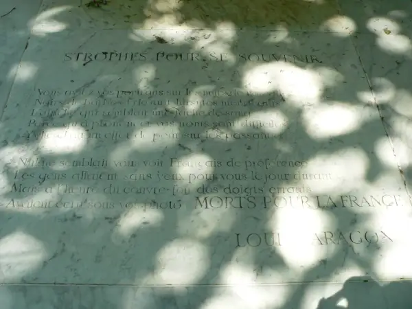 Strophes pour se souvenir : poème gravé sur marbre, évoquant des portraits et des noms difficiles à prononcer, "Morts pour la France".