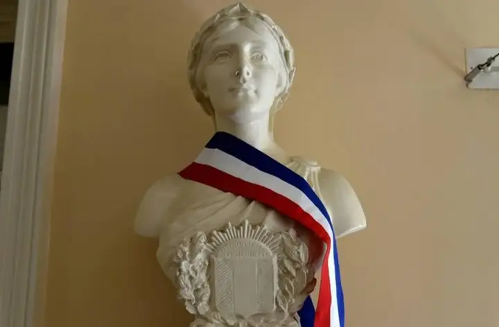 Buste de Marianne, symbole signification français, portant l'écharpe tricolore.