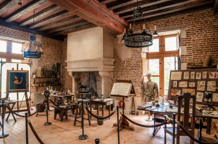 Atelier reconstitué au Clos Lucé, Amboise. Peinture, livres, maquettes, esquisses. Idéal pour planifier la durée de votre visite.